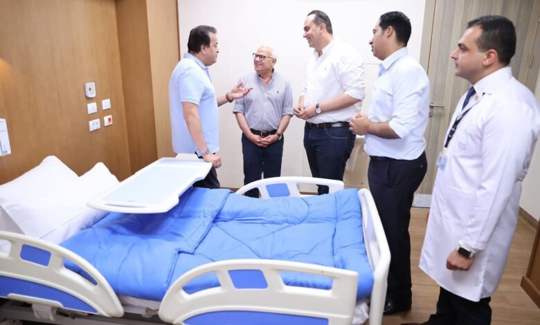وزير الصحة يتفقد مجمع الشفاء الطبي ببورسعيد