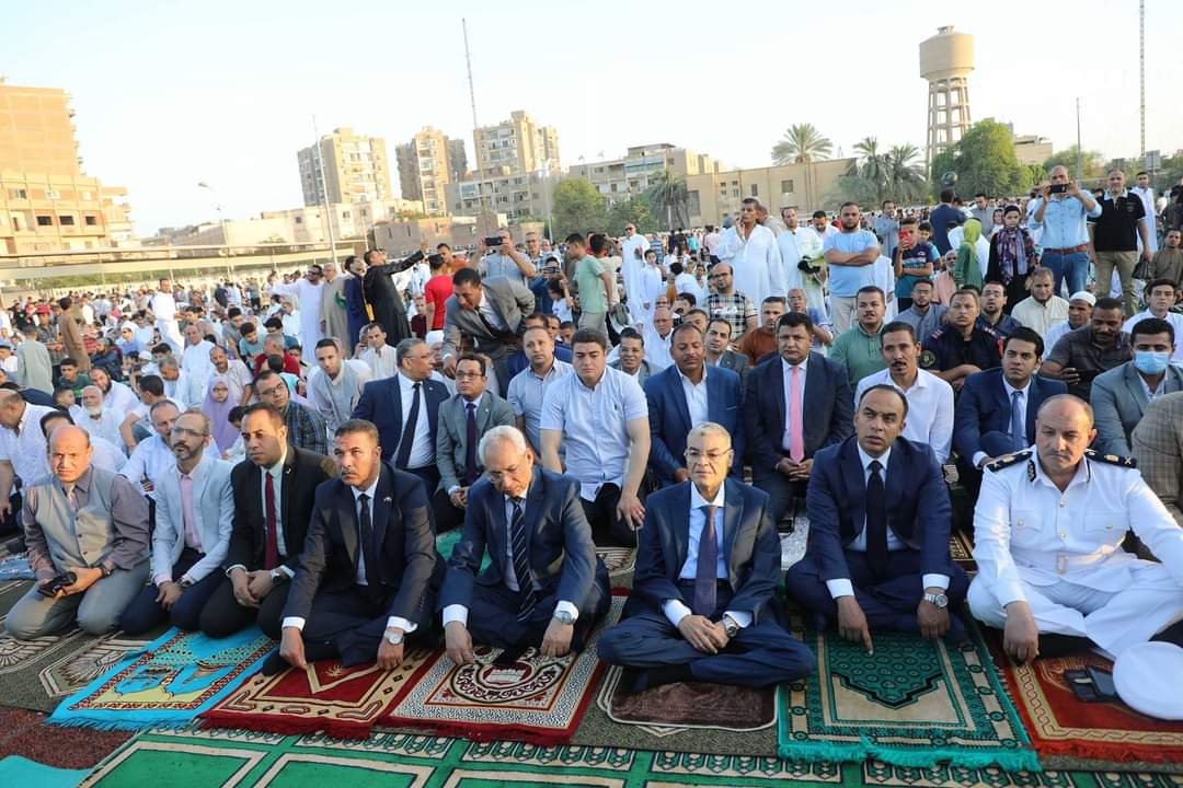 في الساحات وبين الجسور.. صلاة عيد الأضحى داخل قرى المنيا| فيديو