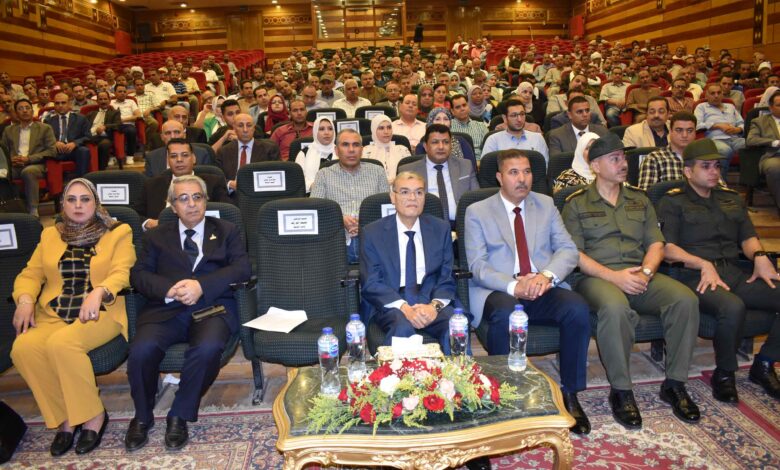 محافظ المنيا يكرم عددا من التنفيذيين المشاركين في إنجاح زيارة السيسي