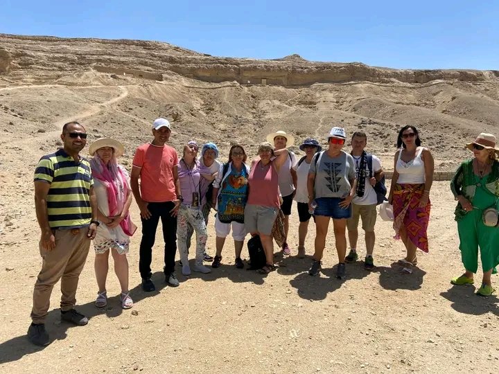 وفد سياحي من دولة أسبانيا يزور منطقة آثار "تل العمارنة" بالمنيا