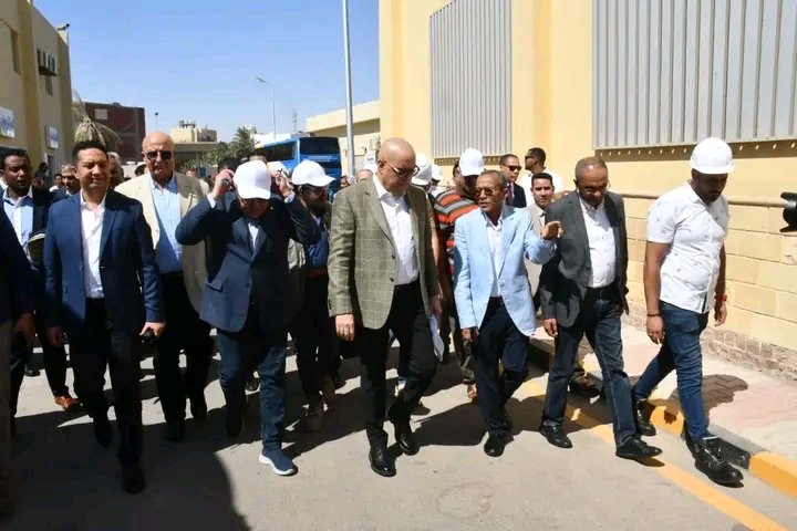 وزير الإسكان ومحافظ البحر الأحمر يتفقدان محطة تحلية "اليسر" بطاقة 80 ألف م3 يومياً