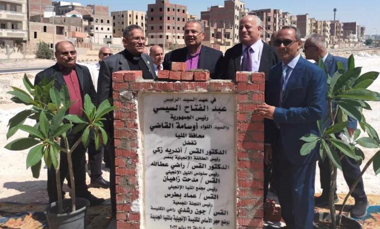 رئيس الطائفة الإنجيلية يضع حجر أساس كنيستين