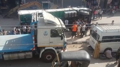 انقلاب سيارة نقل ببني مزار