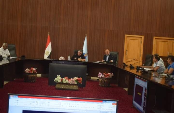 محافظ البحر الأحمر يعقد لقاءات مستمرة مع إدارات الديوان العام لبحث آليات العمل