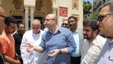محافظ بنى سويف يستمع لمطالب وشكاوى بعض المواطنين عقب صلاة الجمعة 