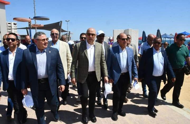 وزير الإسكان ومحافظ البحر الأحمر يتفقدان مشروعى تطوير الممشى السياحى لمدينة الغردقة