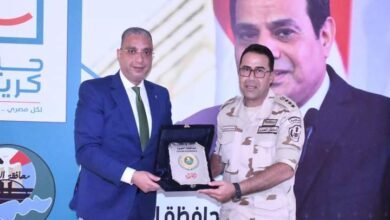 محافظ الفيوم يُكرم المستشار العسكري السابق للمحافظ