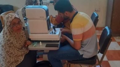 الكشف على أكثر من 200 حالة وتسليم نظارات طبية وعمليات مياه بيضاء ببني سويف  