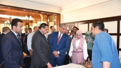 محافظ الفيوم في زيارة لمعرض منصة " أيادي مصر " 