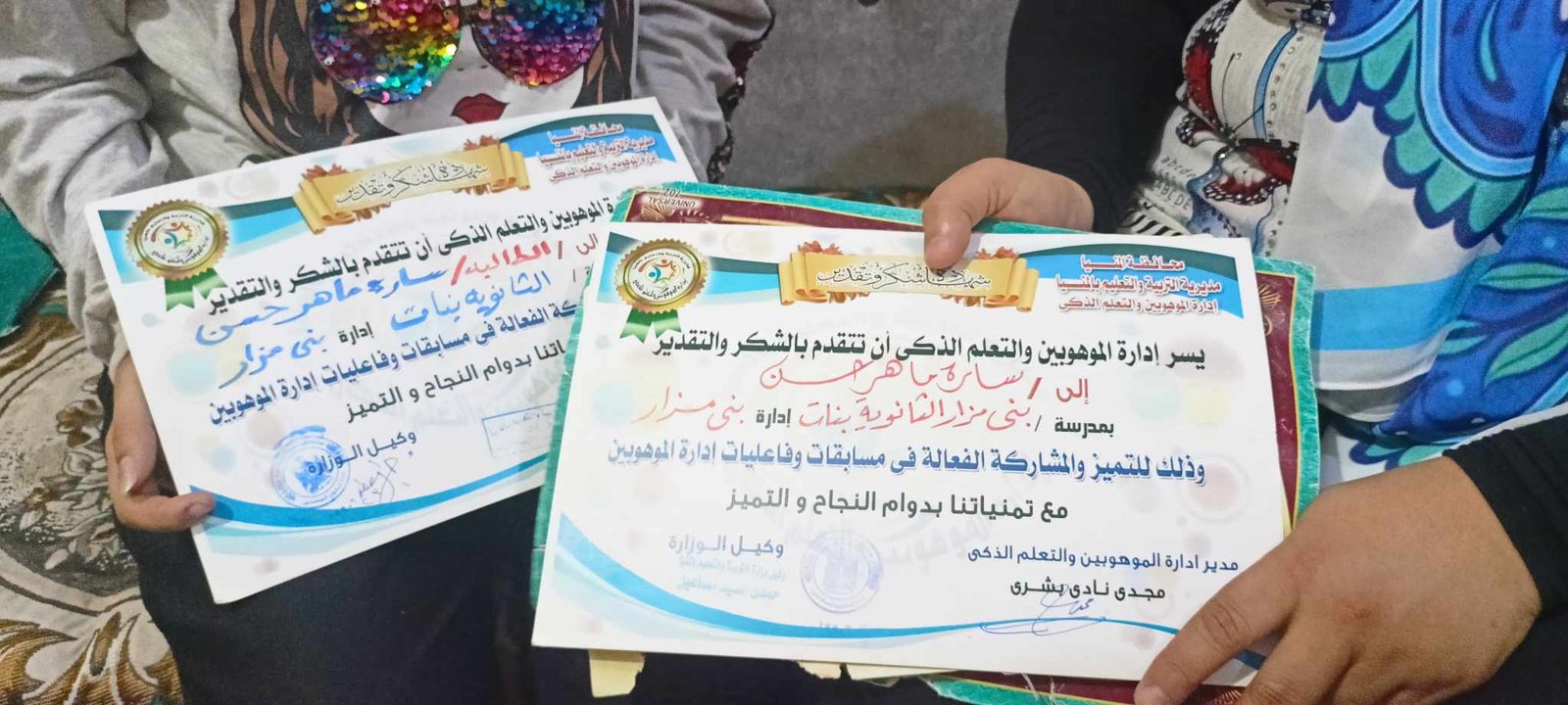 طالبة بالثانوي تقص شعرها علي الهواء