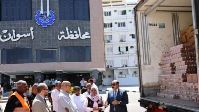 محافظ أسوان يتفقد القافلة الغذائية للجمعية الشرعية الرئيسية لدعم الوافدين من دولة السودان