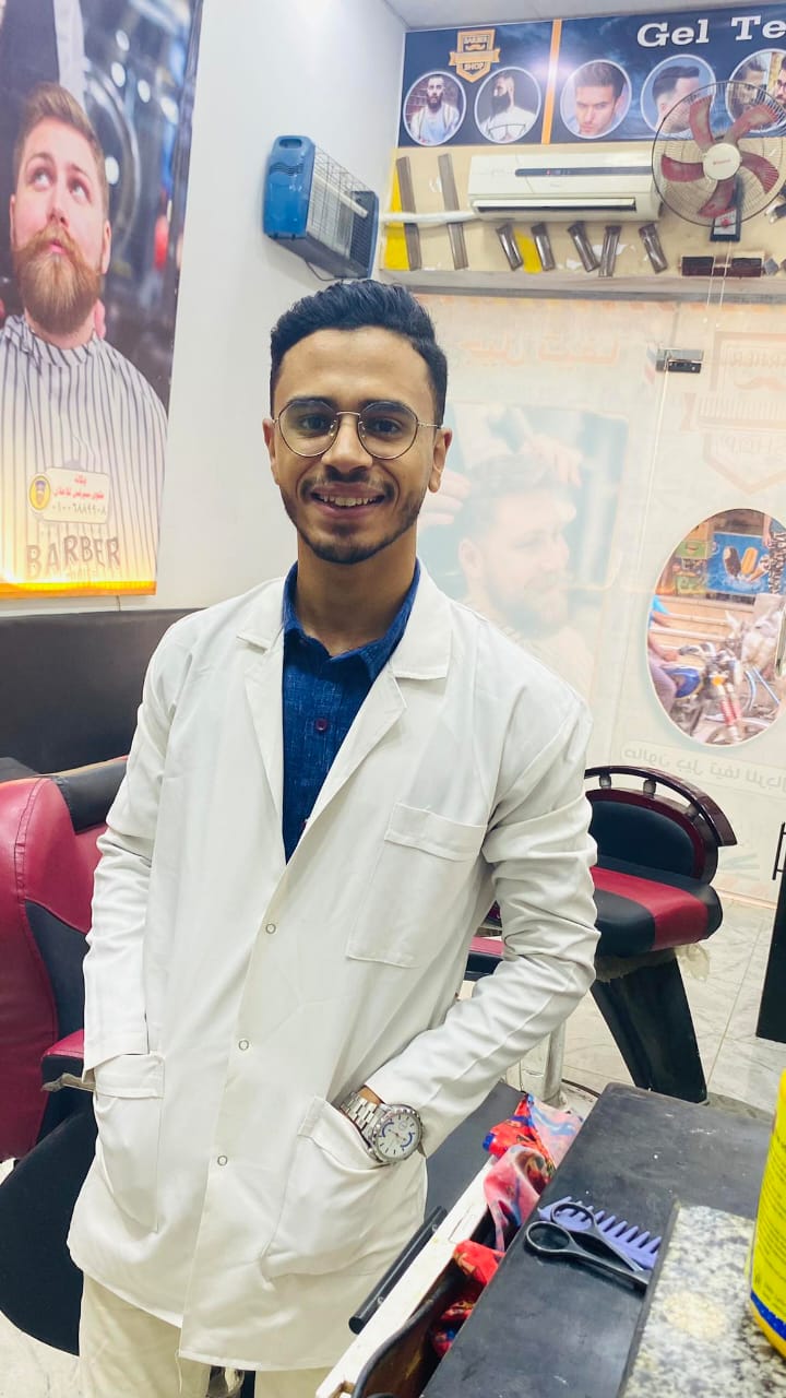 المهنة حلاق والمؤهل طبيب بيطري.. «محمد صابر» بطل البالطو والمقص