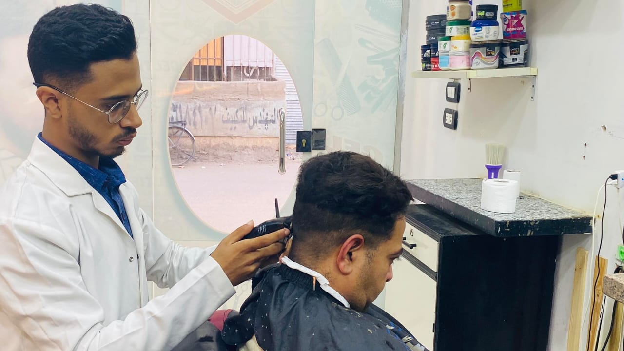 المهنة حلاق والمؤهل طبيب بيطري.. «محمد صابر» بطل البالطو والمقص
