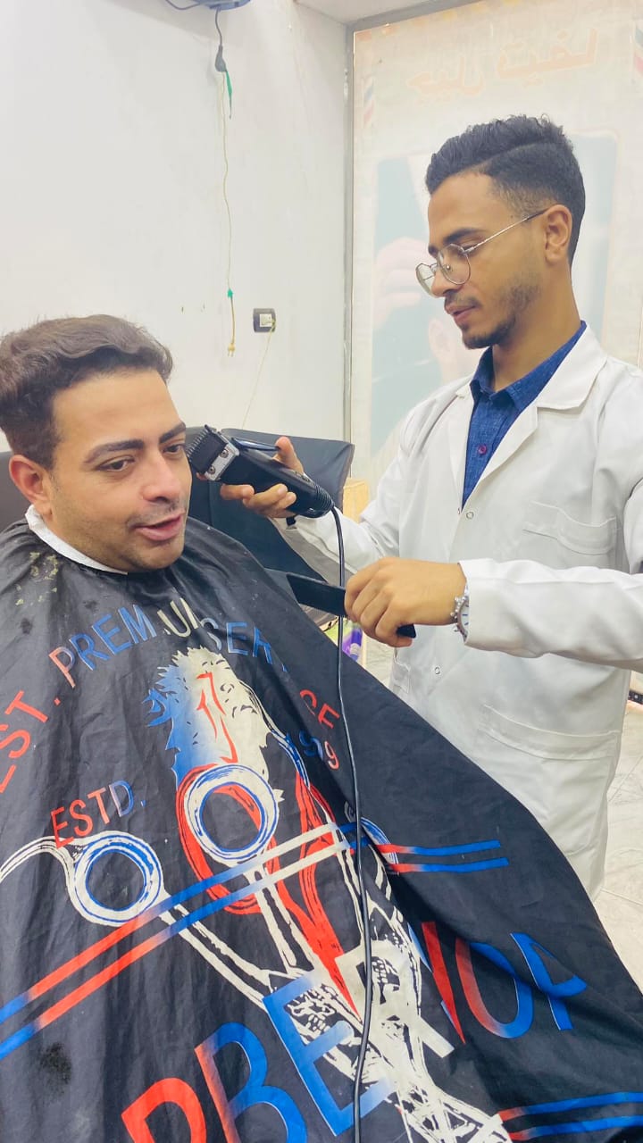 المهنة حلاق والمؤهل طبيب بيطري.. «محمد صابر» بطل البالطو والمقص