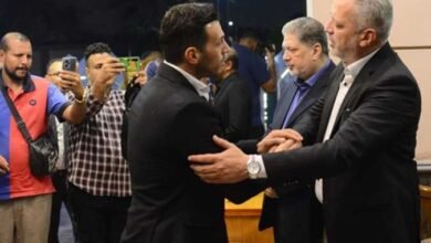 نجوم الفن والإعلام في عزاء والدة تامر امين