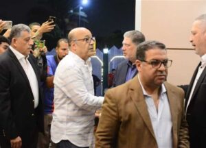 نجوم الفن والإعلام في عزاء والدة تامر امين