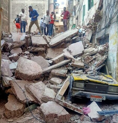 نهيار شرفة في الطابق الـ15 يؤدي إلى وفاة عامل وإصابة آخر في الإسكندري