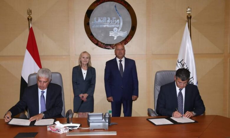 وزير النقل يشهد توقيع عقد تنفيذ أعمال البنية الأساسية والأنظمة لمترو الإسكندرية