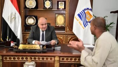 محافظ قنا يستقبل 86 مواطن بمكتبه